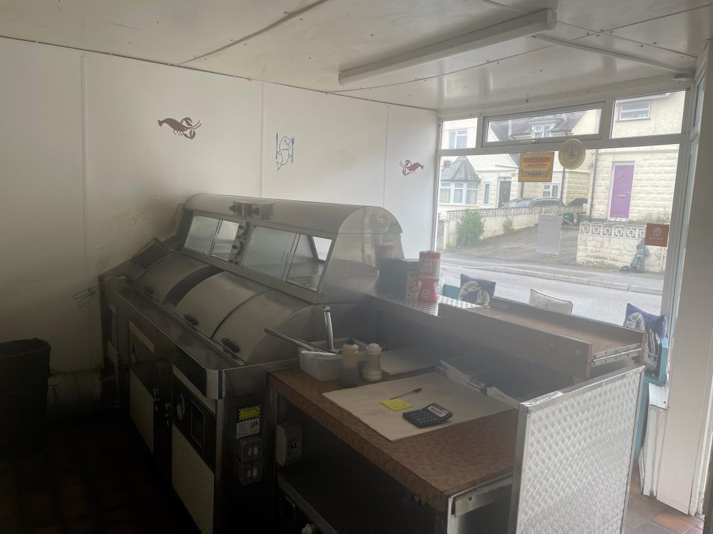 Lot: 91 - DETACHED COMMERCIAL PREMISES - Customer area with serving counter